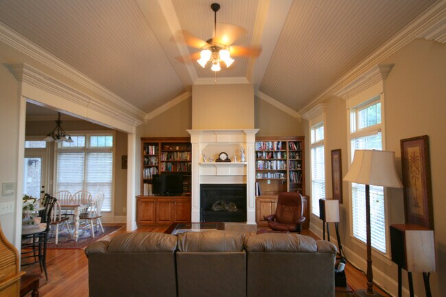 Building Photo - 27 Carriage Hill