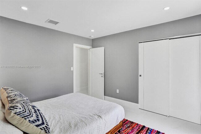 Building Photo - 806 NE 92nd St