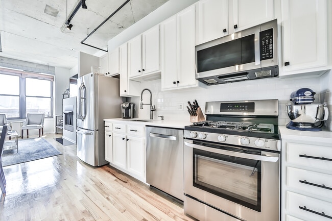 Building Photo - 6 S Laflin St