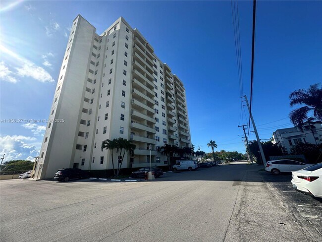 Building Photo - 900 NE 18th Ave