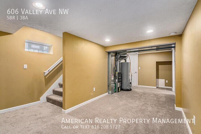 Building Photo - 606 Valley Ave NW