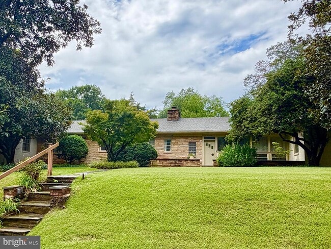 Building Photo - 8106 W Boulevard Dr
