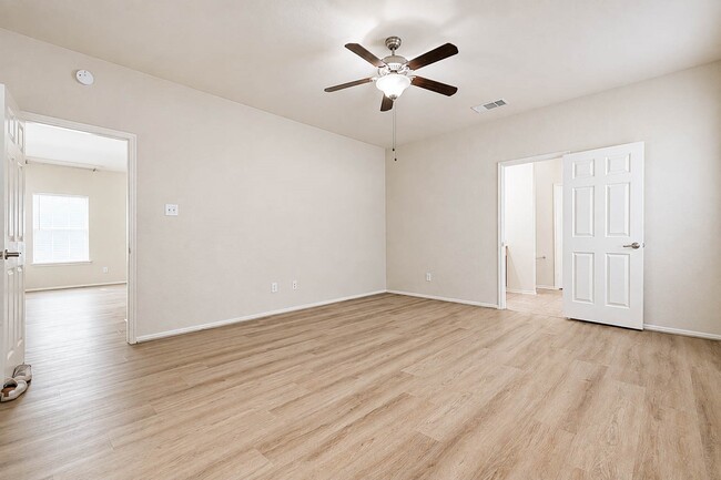 Building Photo - 10311 Whisper Bluff Dr