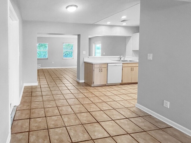 Building Photo - 3 Bed 2 Bath Home for Rent in Ideal Northeast St. Pete Neighborhood