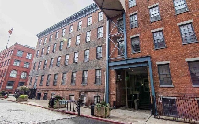 Building Photo - 187 Wayne St
