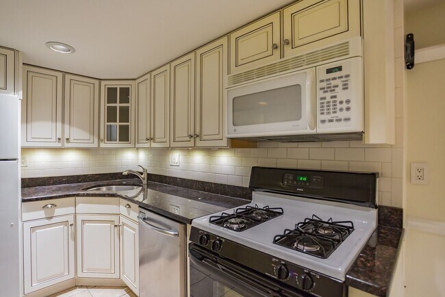 Building Photo - Beautiful 2 Bedroom, 2 Bathroom Historical Row Home