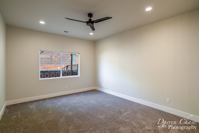 Building Photo - Beautiful!! End unit! 4 bedroom, 2.5 bathroom townhome in Hurricane!