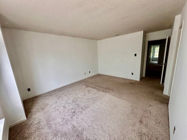 Building Photo - Perry Township 3 bedroom 2.5 bathroom