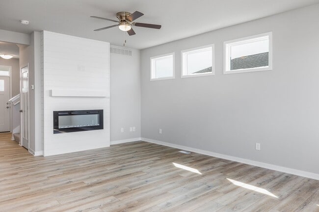 Building Photo - Stunning 3 Bedroom Home Nestled in Norwalk