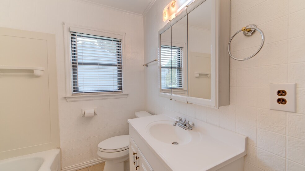 Building Photo - 56 E 52nd St