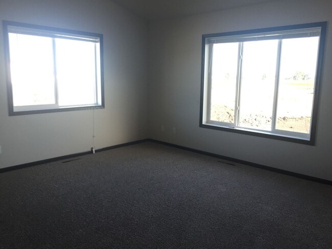 Building Photo - 3 Bed 3 Bath Twin Home