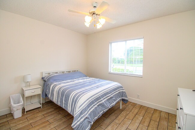 Building Photo - ** 2/2 FIRST FLOOR EMERALD LAKES BEAUTY RE...
