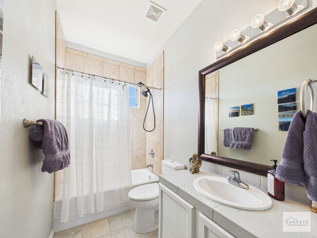 Building Photo - UNFURNISHED 3 Bedroom in Desirable Community