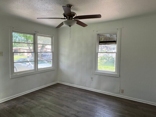 Building Photo - Near Carver Elementary!