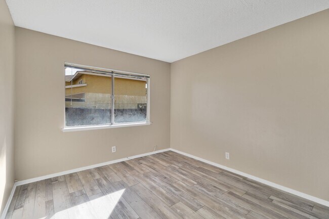 Building Photo - Stunning 4 Bedroom 2 Bathroom Home