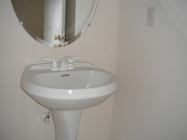 Building Photo - Spacious home and yard ready for you!