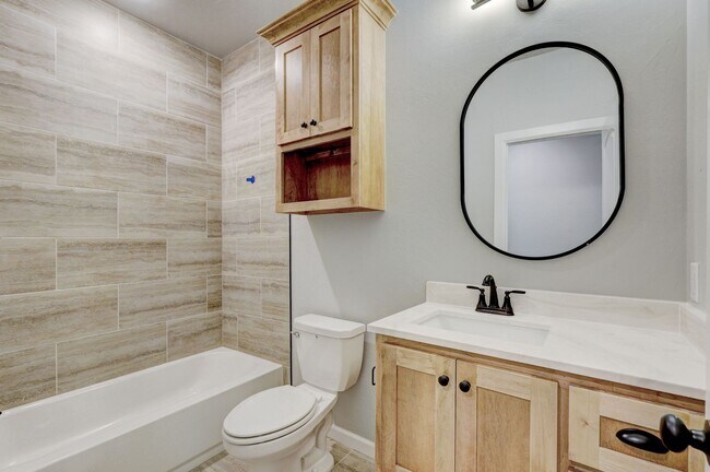 Building Photo - 634 Juniper St