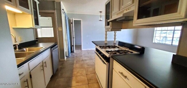 Building Photo - 116 Sorority Dr