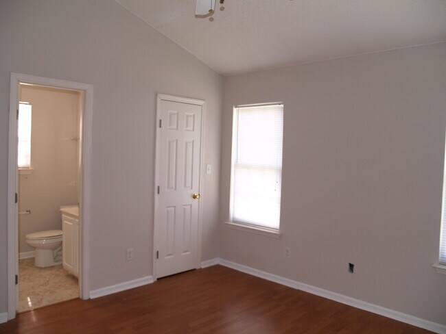 Building Photo - Charming 3b Home!