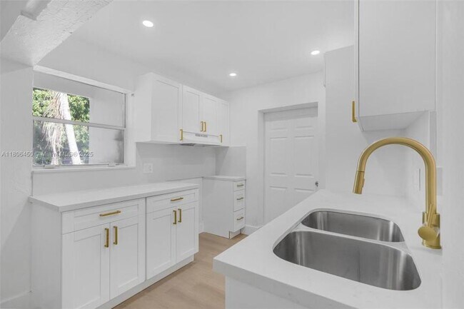 Building Photo - 2 bedroom in Miami FL 33161