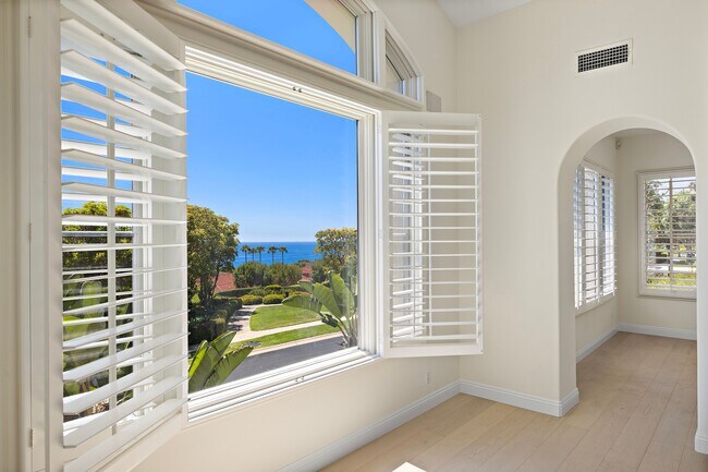Building Photo - 150 Sidney Bay Dr