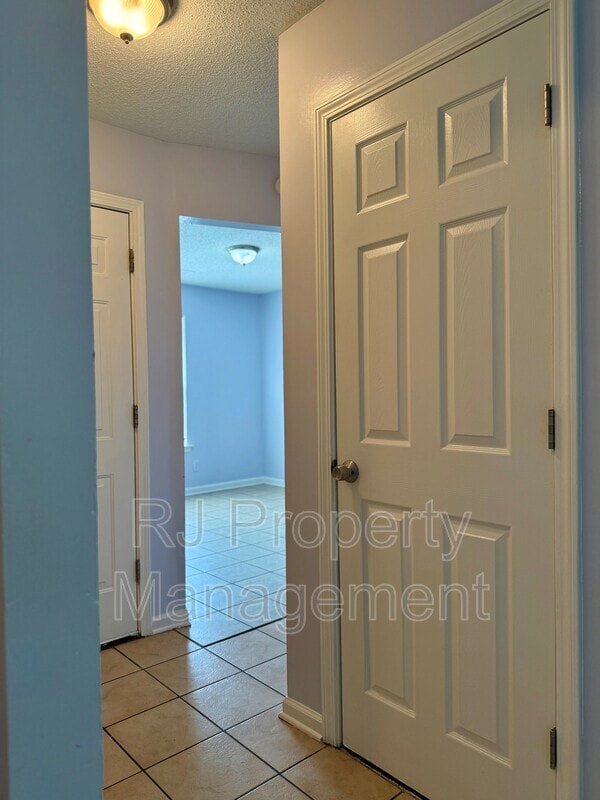 Building Photo - 5353 Farm Ridge Dr