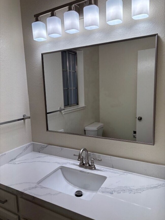 Building Photo - Lovely Pleasanton Townhouse