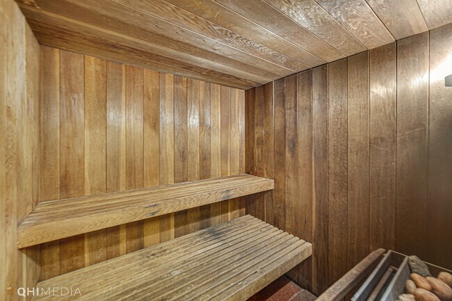 Building Photo - 6033 N Sheridan Rd