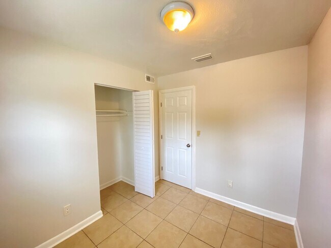 Building Photo - 601 Encino Way