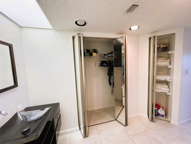 Building Photo - 1605 Abaco Dr