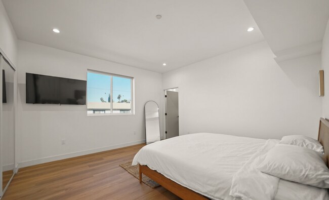 Building Photo - RECENTLY RENOVATED TOWNHOME | 5 BED 5 BATH | PRIVATE ROOFTOP DECK |  PET FRIENDLY | SPACIOUS BEDR...