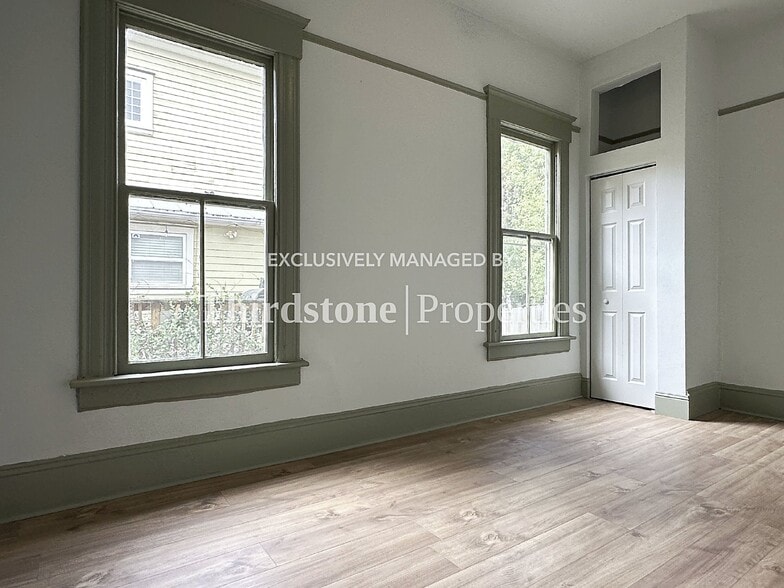 Building Photo - 210 E 9th St