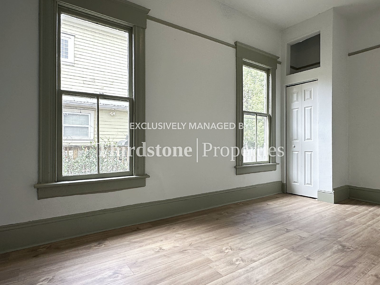 Building Photo - 210 E 9th St