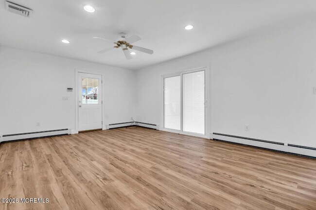 Building Photo - 869 Knight St