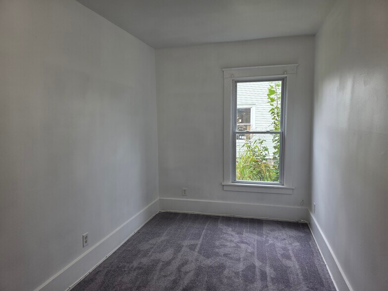 Bedroom - 114 N Park St