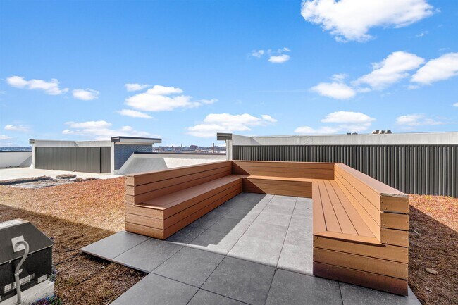 Building Photo - 412 WHITON St