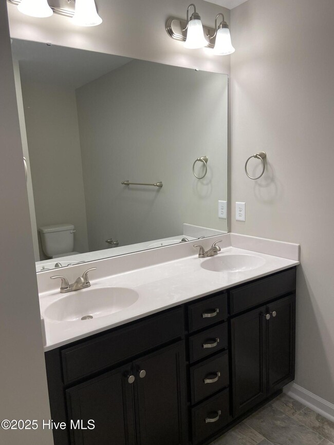 Building Photo - 620 Moonstone Ct