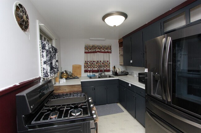 Building Photo - 701 Delano Ave