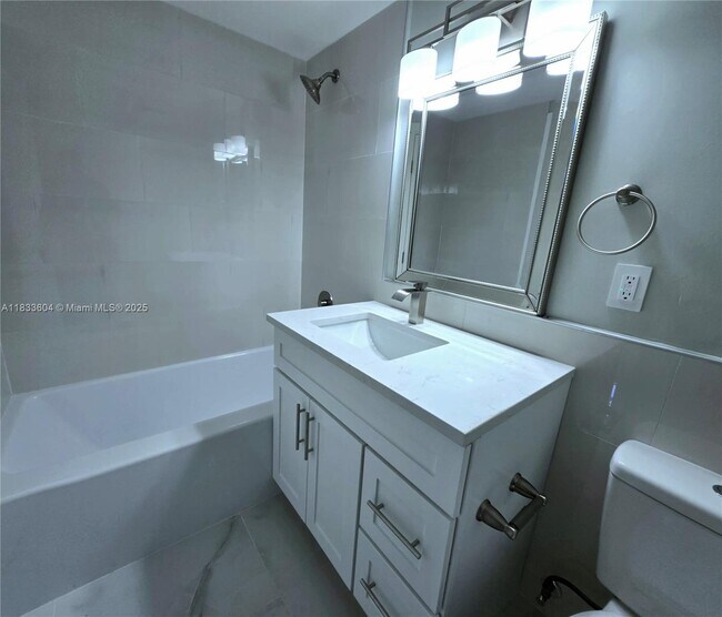 Building Photo - 3710 Inverrary Dr