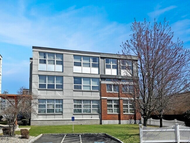 Building Photo - 120 Holmes St