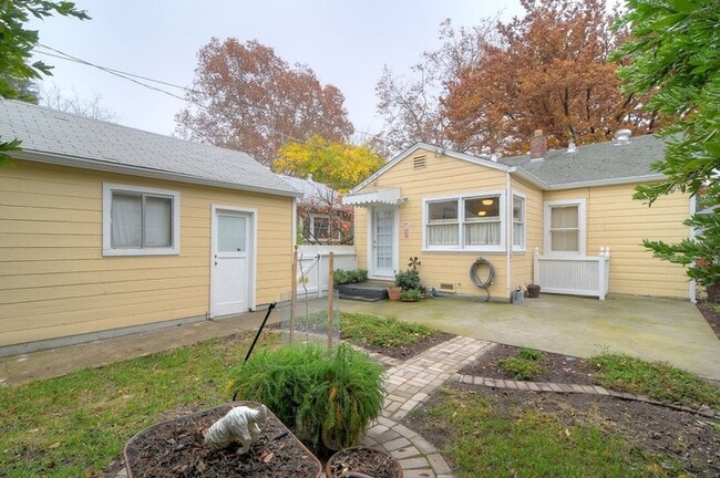 Building Photo - 2209 D St