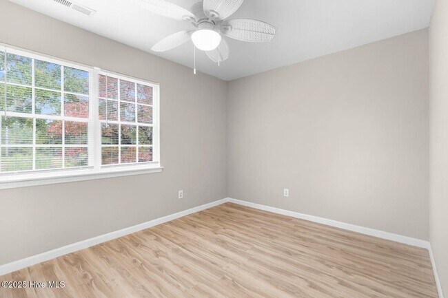 Building Photo - Updated Townhome In Hunters Creek