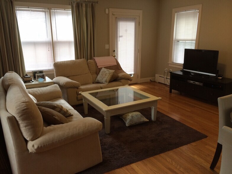 Living room - 13 Webster Avenue