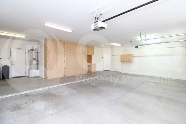 Building Photo - 902 E Desert Flower Ln