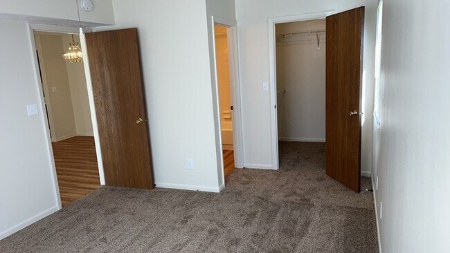 Building Photo - 1420 Lake Pointe Way