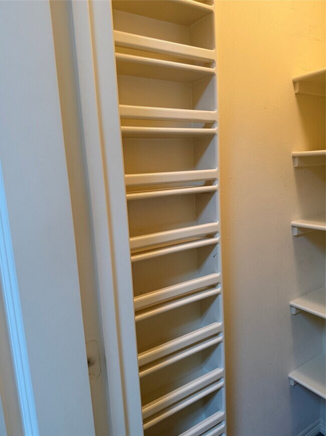 Building Photo - 10522 Torrey Pines Dr