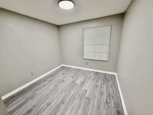 Building Photo - 5490 Britan Dr