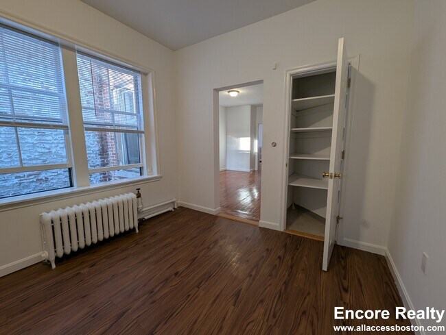 Building Photo - 31 Temple St