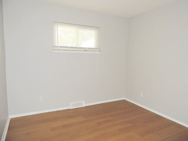 Building Photo - 3 Bed - 1.5 Bath Ranch for Rent in Richmond Heights!