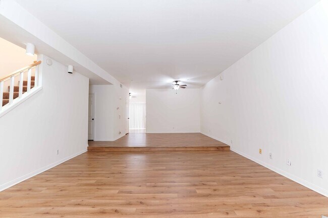 Building Photo - >>> THREE BEDROOM + THREE BATHS TOWNHOUSE ...